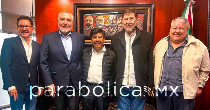 Reaparece Adán Augusto en el Senado; bromea con Mier tras recibir a Hugo Aguilar