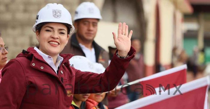 Atiende Bety S&aacute;nchez rehabilitaci&oacute;n de caminos en Zacatl&aacute;n