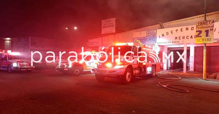 Sofocan durante la madrugada incendio en el Mercado Independencia