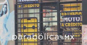 Dan cristalazo en tienda de celulares de Plaza Dorada