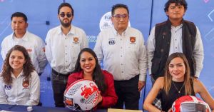 Entrega Tonantzin Fern&aacute;ndez cascos a motociclistas