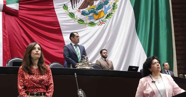 Guardan diputados un minuto de silencio por los dos feminicidios en Nayarit