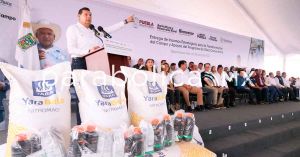 Entrega Armenta apoyos al campo en Tlachichuca