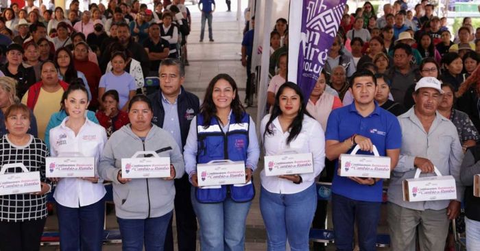 Beneficia Lupita Cuautle a 500 familias con entrega de focos ahorradores