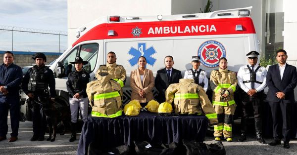 Entrega Lupita Cuautle equipamiento para la seguridad p&uacute;blica