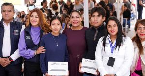 Encabeza Lupita Cuautle entrega de dispositivos electr&oacute;nicos a j&oacute;venes