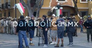 Graban serie televisa en la Plaza de la Democracia