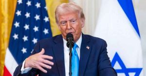 Amaga Trump con aranceles a autos de México
