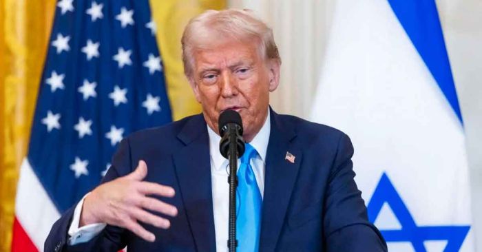 Amaga Trump con aranceles a autos de M&eacute;xico