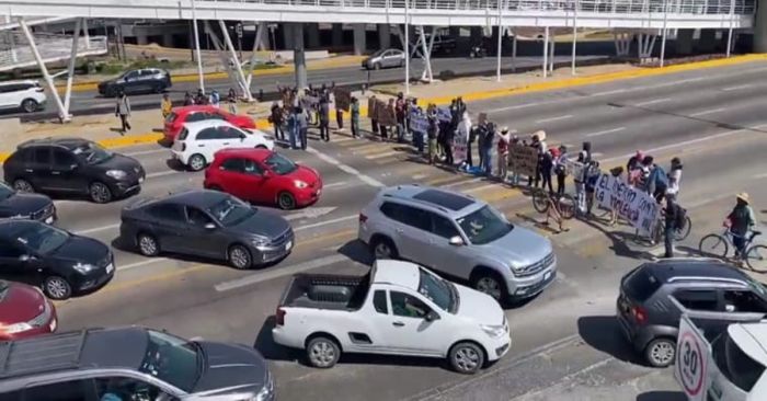 Evita la Vía Atlixcáyotl, está cerrada por manifestación de estudiantes, vecinos y ciclistas