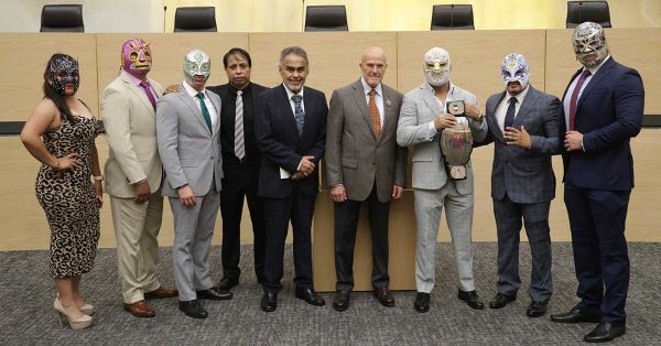 Entrega Congreso reconocimiento “Orgullo Poblano” a integrantes de lucha libre y familia Lutteroth