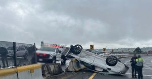 Cierran la M&eacute;xico-Puebla por volcadura de un veh&iacute;culo