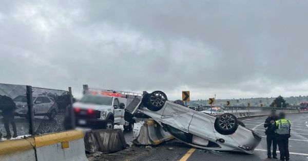 Cierran la México-Puebla por volcadura de un vehículo