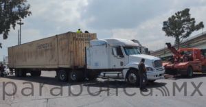 Vuelca tráiler en la México-Puebla y obliga al cierre de circulación