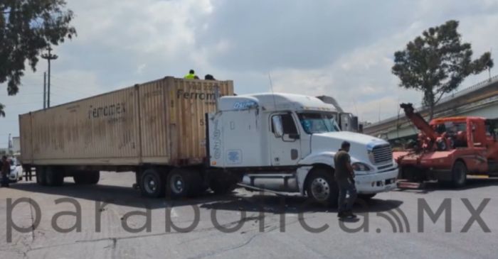 Vuelca tr&aacute;iler en la M&eacute;xico-Puebla y obliga al cierre de circulaci&oacute;n