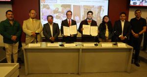 Firma Omar Muñoz convenio de colaboración con la UPAEP