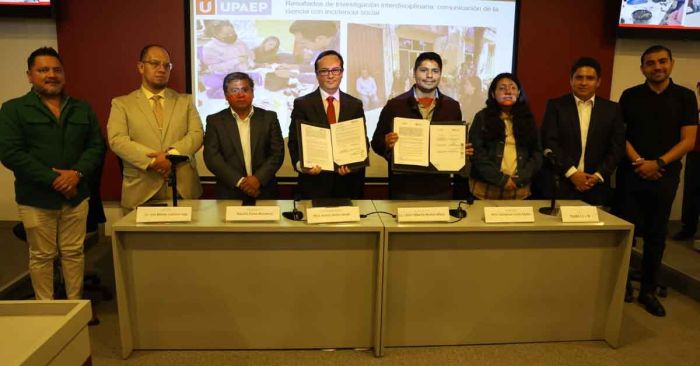 Firma Omar Muñoz convenio de colaboración con la UPAEP