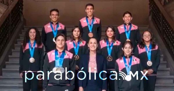Recibe Sheinbaum a deportistas mexicanos que participaron en el Mundial de Singapur 2025