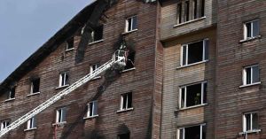 Deja más de 60 muertos un incendio en hotel de esquí en Turquía