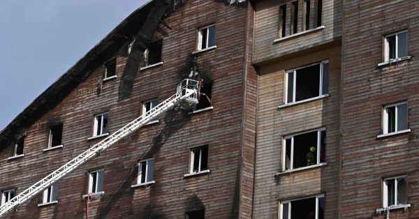Deja más de 60 muertos un incendio en hotel de esquí en Turquía