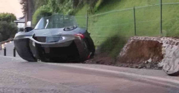 Vuelca veh&iacute;culo en la 14 Poniente en San Andr&eacute;s Cholula