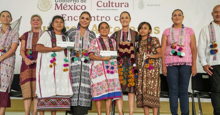 Entrega Claudia Sheinbaum créditos a la palabra a mujeres artesanas de Amuzgo