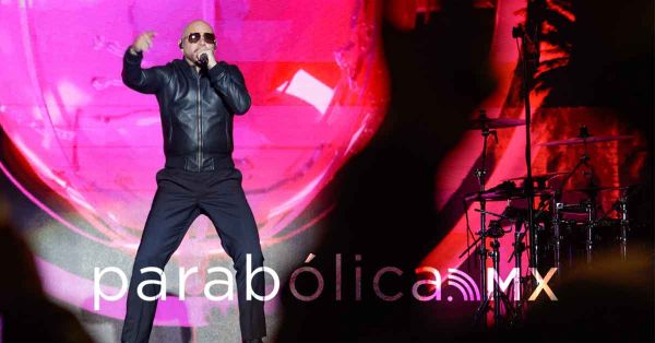 Agita música de Pitbull al público de la Feria de Puebla