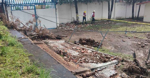 Colapsa barda del COBAEP en Romero Vargas por fuertes lluvias