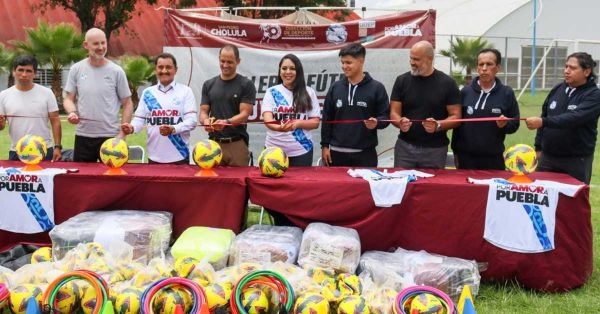 Inaugura Tonantzin Fern&aacute;ndez talleres de f&uacute;tbol del Club Puebla