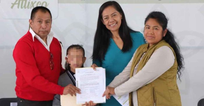 Entrega Ariadna Ayala rehabilitaci&oacute;n de cancha escolar en Atlixco