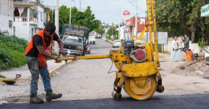 Avanza ayuntamiento de Puebla con campa&ntilde;a de bacheo en Azumiatla