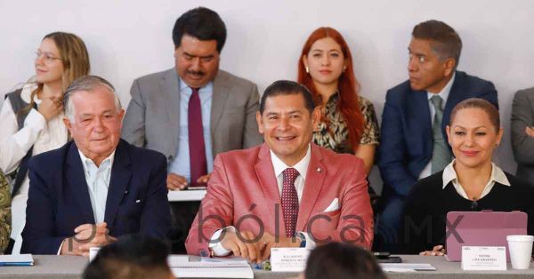 Refrenda Armenta compromiso con el desarrollo habitacional para policías