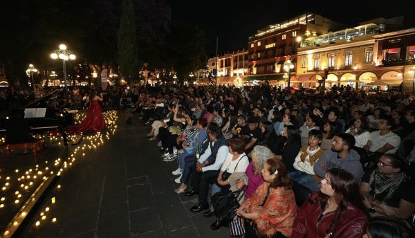 Se ilumina el corazón de Puebla con concierto &quot;Zócalo entre velas