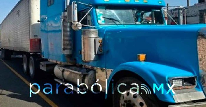 Recuperan un tractocamión robado y detiene a conductor en San Pedro Cholula 