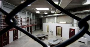 Comienza EU a trasladar a migrantes detenidos hacia la base de Guantánamo