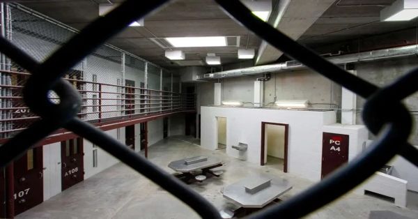 Comienza EU a trasladar a migrantes detenidos hacia la base de Guantánamo