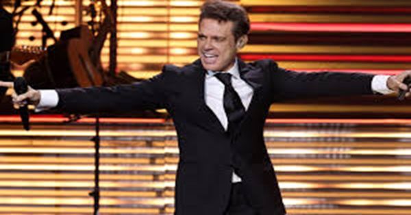 Debe Luis Miguel más de 6 millones de pesos a piloto por vuelos privados