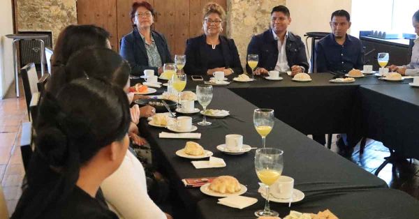 Se re&uacute;nen Omar Mu&ntilde;oz y Tere Alfaro con directoras de los 12 CAIC