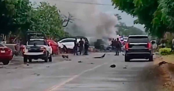 Explota coche bomba en oficinas de la Policía Comunitaria de Coahuayana, Michoacán