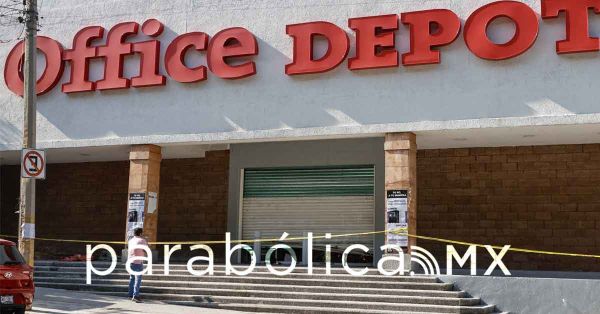 Dan cortinazo a tienda frente a la Fiscalía