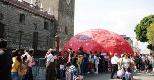 Visitan familias poblanas el domo sensorial &ldquo;Sintamos la Navidad&rdquo;
