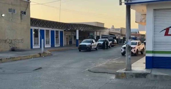Deja tres muertos balacera en central camionera de Pinotepa Nacional, Oaxaca
