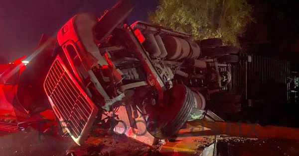 Vuelca tráiler en la México-Puebla; cierran la autopista en ambos sentidos