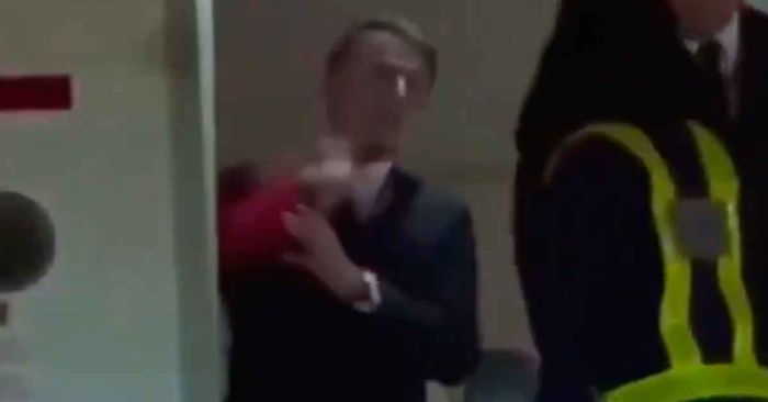 Abofetean a Macron; el presidente francés asegura que fue una broma