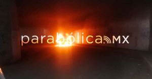 Abandonan auto incendiado con un cadáver en Amozoc
