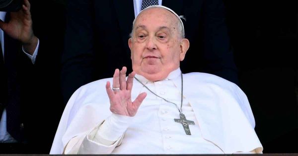 Continúa papa Francisco mejorando su capacidad de hablar y trabaja sentado