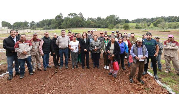 Entrega Bety Sánchez primeros lotes del panteón Luz Eterna en Zacatlán