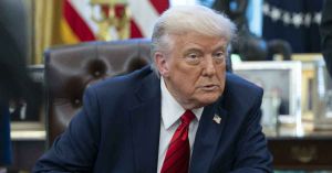 Insiste Trump en eliminar exención de impuestos de Harvard