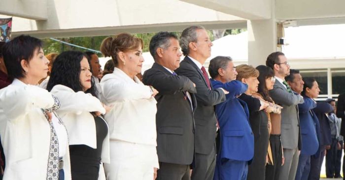Encabeza Pepe Chedraui entrega de banderas en escuelas, juntas auxiliares e inspectorías