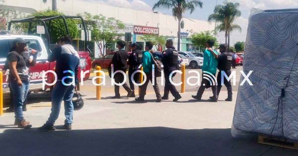 Sorprenden a estudiantes del COBAEP robando en Bodega Aurrerá de Atlixco